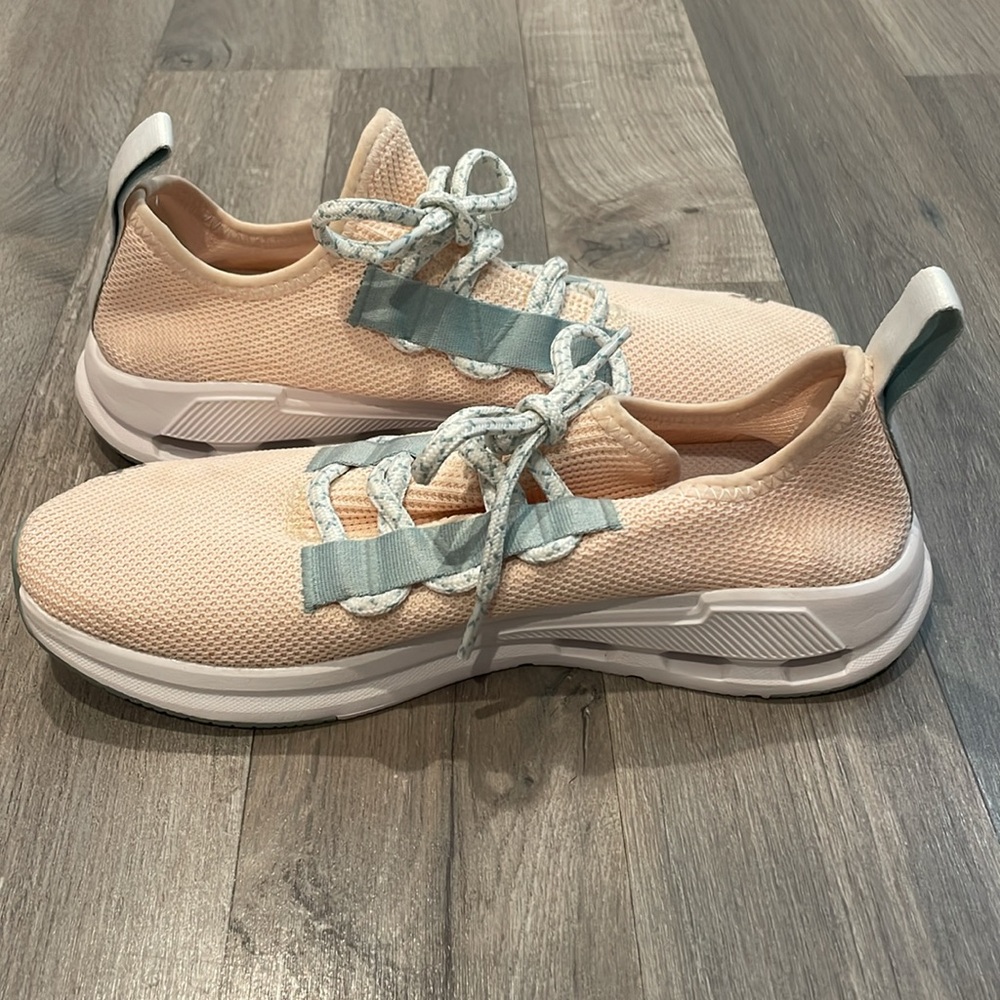 On W Cloudeasy Sneakers - Picture 10 of 16